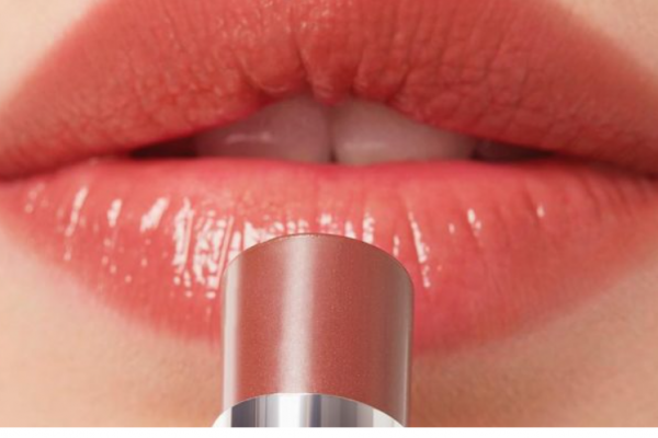 How do you apply lipstick to look like a celebrity?